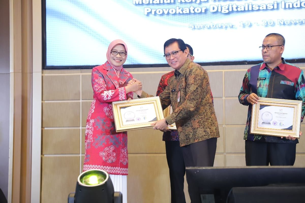 Sekprov Kaltim, Sri Wahyuni saat menerima tingkat pertama nasional ADLGA Award 2025.