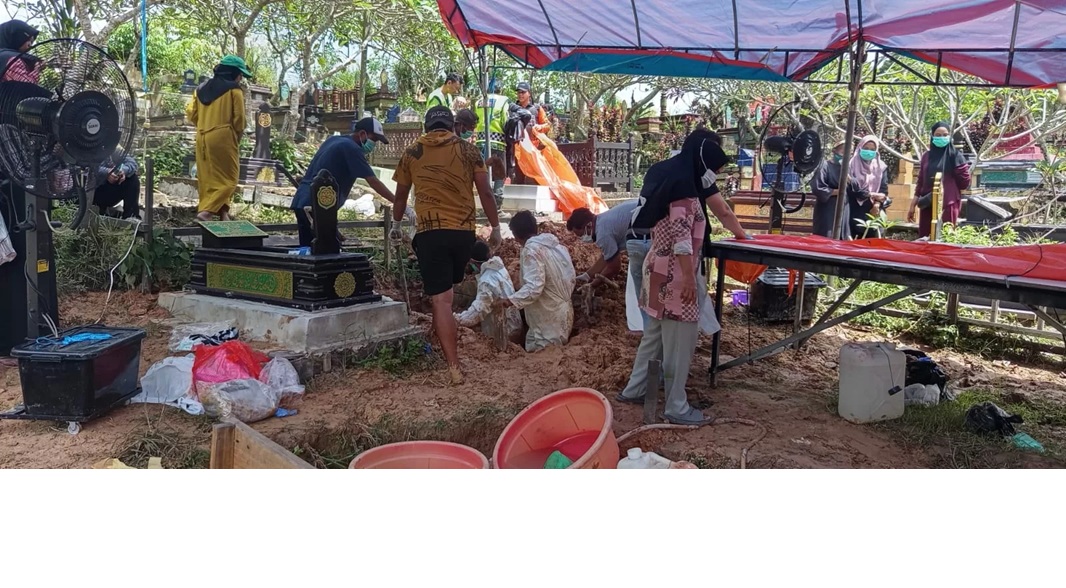 DUGAAN PIDANA. Tim forensik RSUD AW Sjahranie usai melakukan autopsi pada jasad MR, remaja yang diduga meninggal tidak wajar. (OKE/SAPOS)