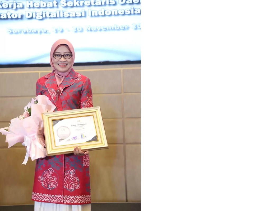 Sekprov Kaltim, Sri Wahyuni saat menerima tingkat pertama nasional ADLGA Award 2025.