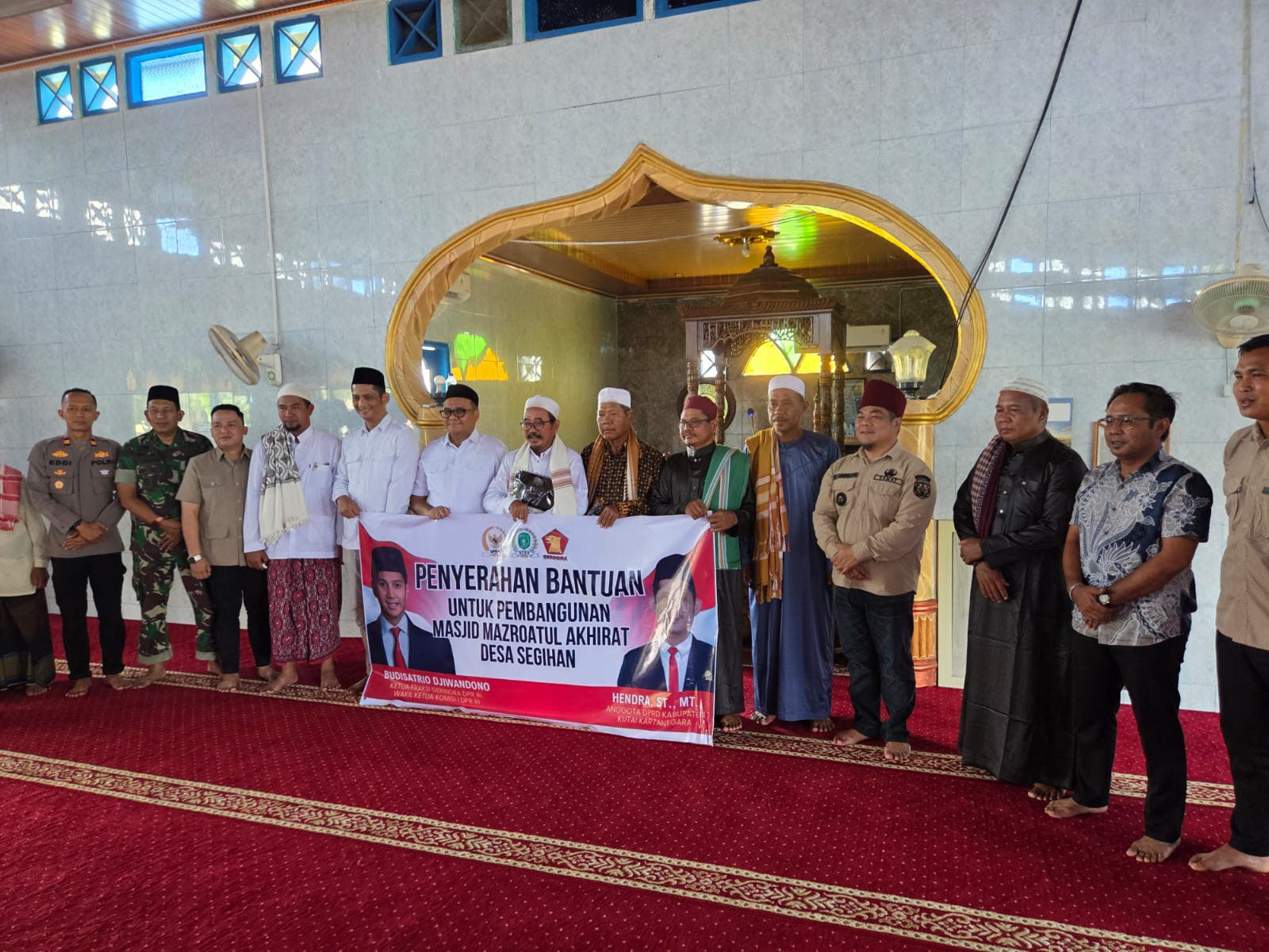 Penyerahan bantuan Masjid dari DPR RI yang turut didampingi Bupati Aulia Rahman Basri (Elmo/Prokal.co)