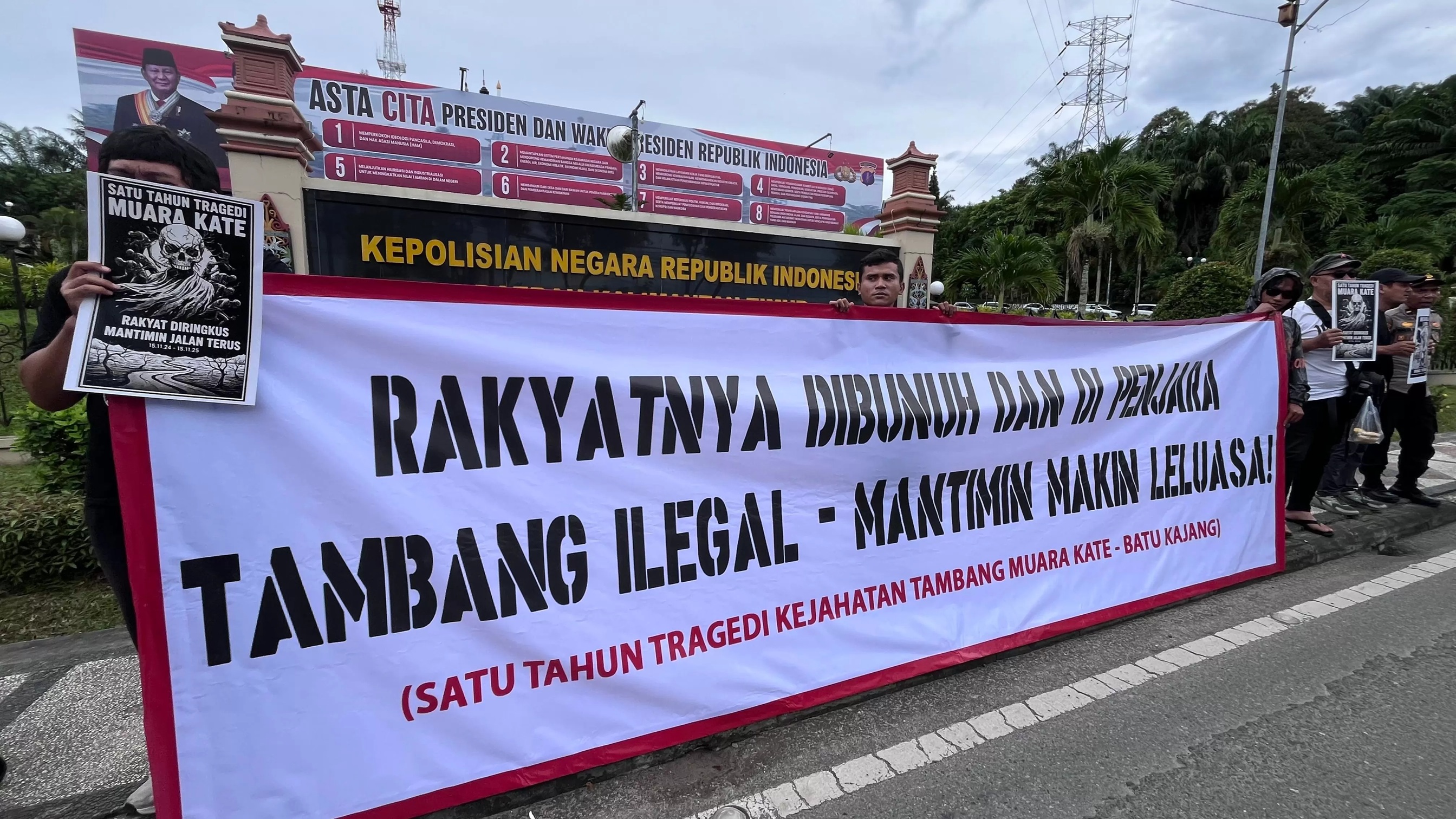 Jatam Kaltim mengecam tindakan aparat kepolisian yang dinilai tak adil dan tebang pilih bahkan merampas kebebasan masyarakat.