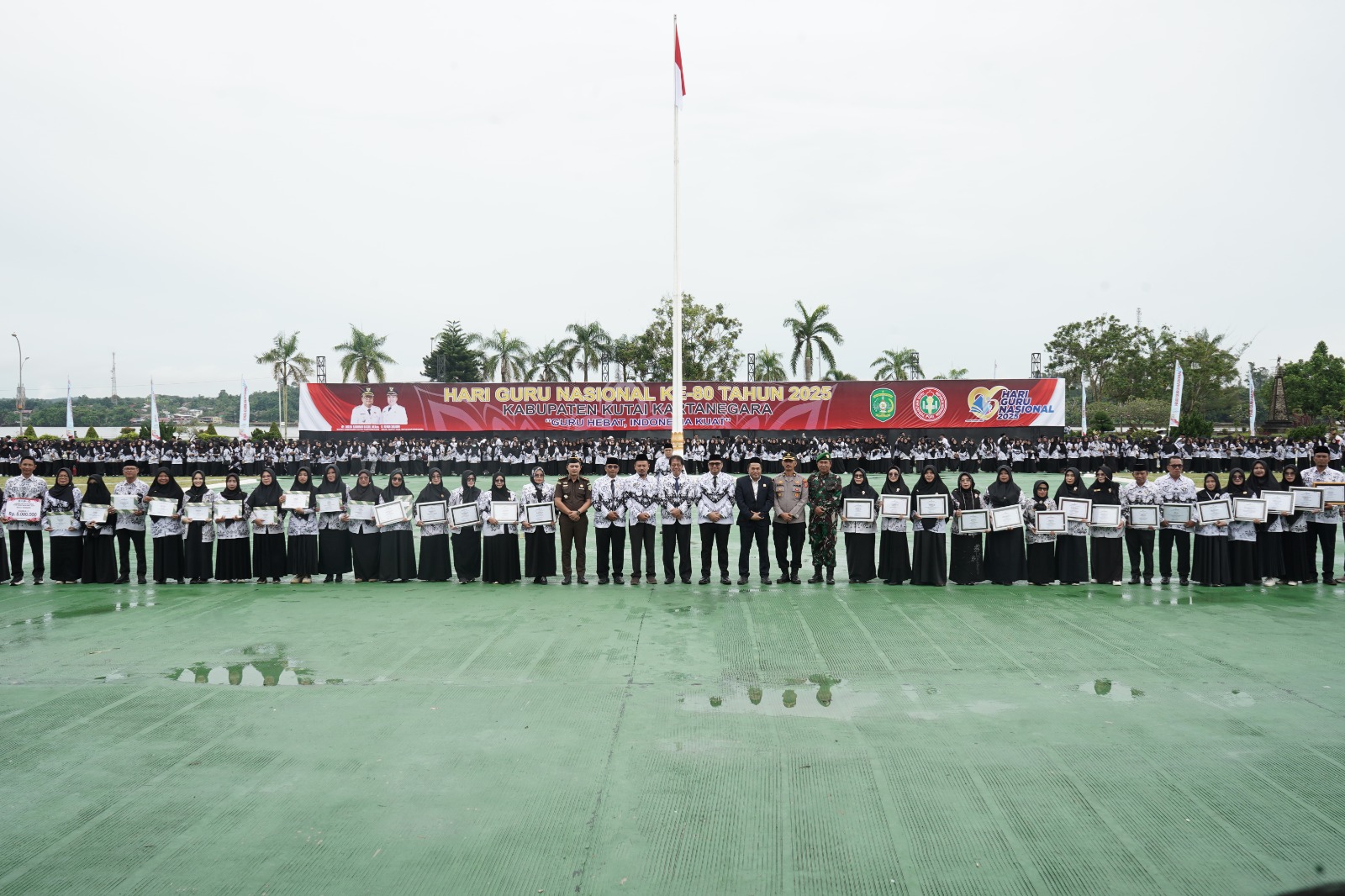 Peringatan Hari Guru ke-80 di Kutai Kartanegara (Elmo/Prokal.co)