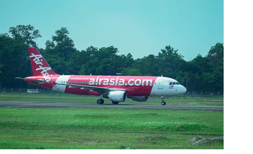 Air Asia berada di landasan pacu Bandara Syamsudin Noor (KEMENHUB)