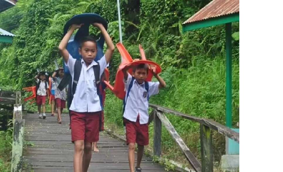 PENDIDIKAN DI PEDALAMAN: Sekolah di Desa Pembeliangan masih menghadapi ancaman serius ketika para pelajar ingin menimpa pendidikan.