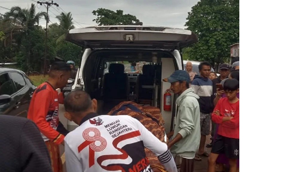 Petugas Polisi dan warga saat mengevakuasi korban tabrak lari di Jalan Tjilik Riwut, Kecamatan Cempaga, Kabupaten Kotim, Sabtu (22/11) pagi. SAMSUL/RADAR SAMPIT