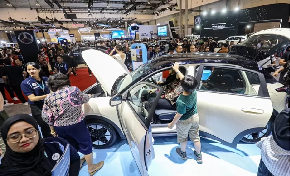 RAMAI PENGUNJUNG: Suasana pameran otomotif di Gaikindo Jakarta Auto Week (GJAW) 2025, di ICE BSD City Tangerang, Banten, Jumat (21/11). (Salman Toyibi/Jawa Pos)