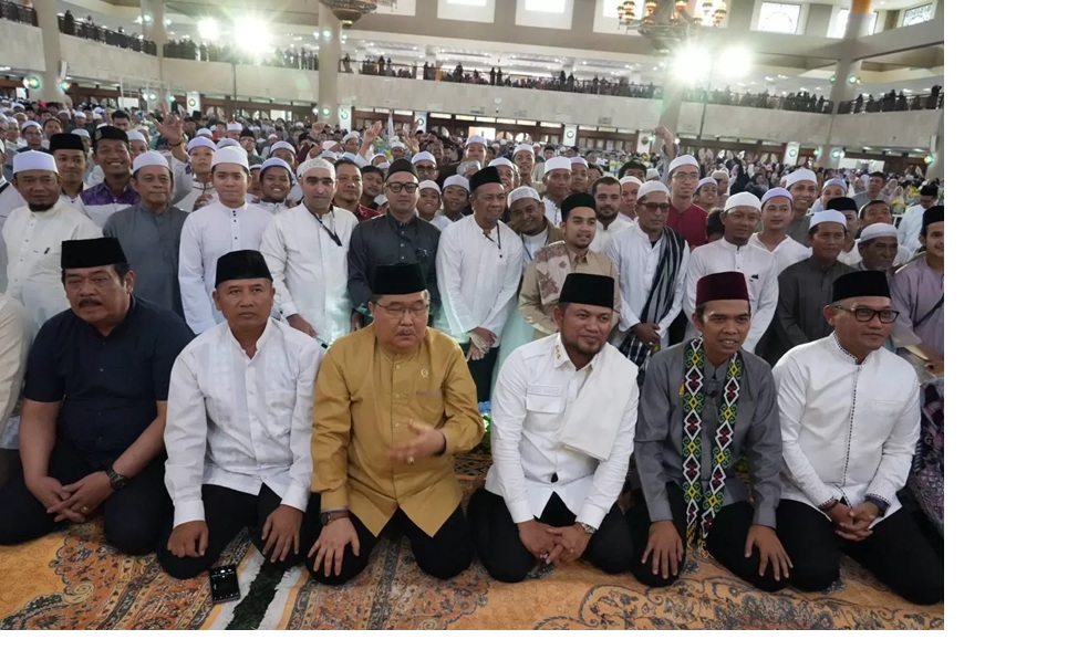 Gubernur Harum, Wagub Seno Aji dan Ustaz Abdul Somad bersama ribuan jemaah yang menghadiri tablig akbar.