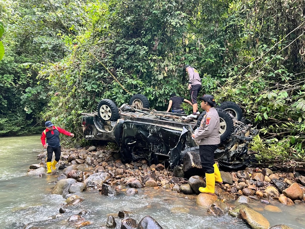 Mobil Toyota Hilux warna hitam KT 8689 NO ditemukan dalam kondisi remuk di bebatuan tepi anak Sungai Petek, Kecamatan Tabang, Kabupaten Kukar pada Sabtu (22/11/2025) siang. (foto: ist)