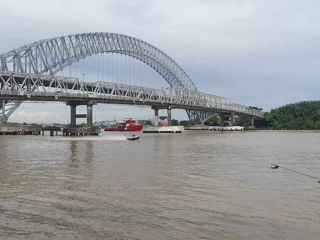 Kondisi Jembatan Mahakam kian memprihatinkan. Tanpa pelindung atau fender, jembatan terancam roboh jika tertabrak kapal besar yang melintas. (IST)