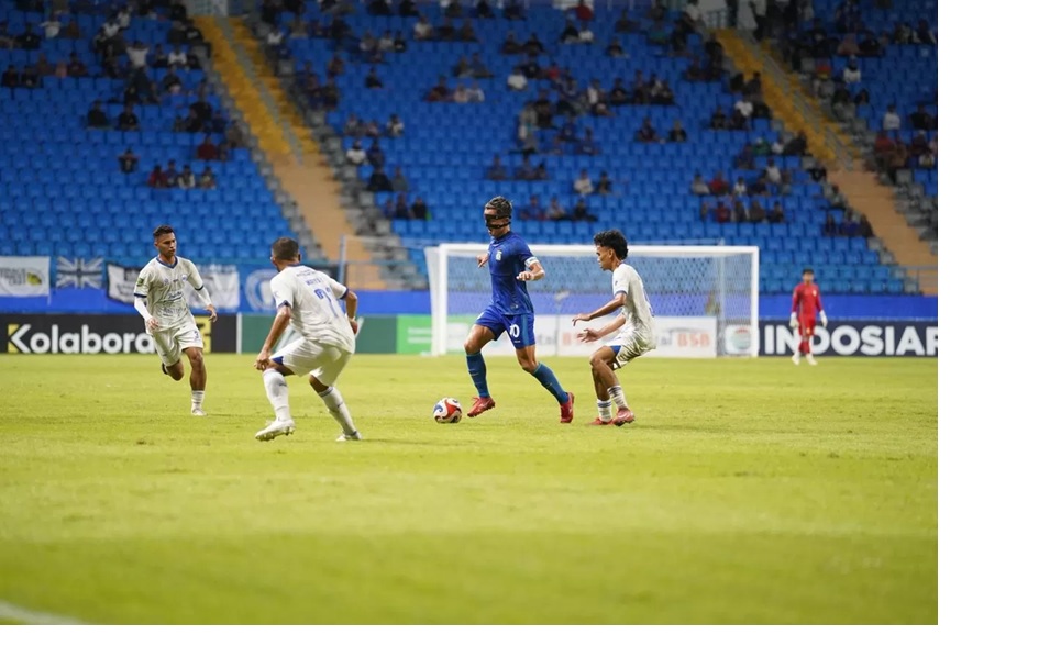 Aksi pemain Persiba saat menekan pertahanan PSIS Semarang di Stadion Batakan. Persiba kalah 0-1 dalam laga Pegadaian Championship 2025.