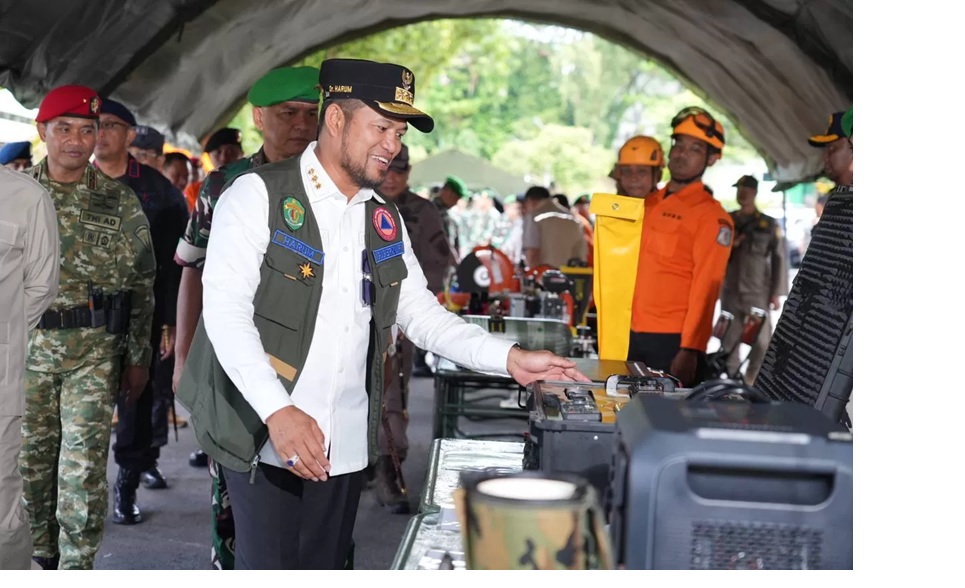 Gubernur Harum melakukan pengecekan peralatan penanggulangan bencana alam, sekaligus memastikan semua peralatan siap digunakan. (YUVITA INDRASARI/ADPIMPROV KALTIM)