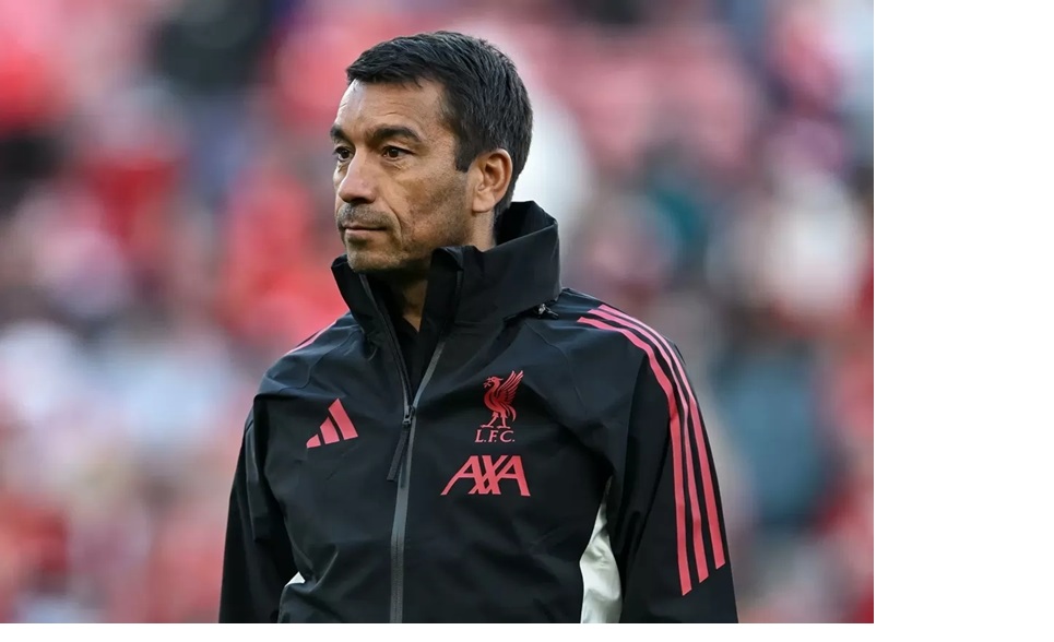 Giovanni van Bronckhorst dikabarkan menjadi salah satu kandidat pelatih Timnas Indonesia, berikut prestasi sosok keturunan Maluku tersebut. (Instagram/@LiverpoolFC)