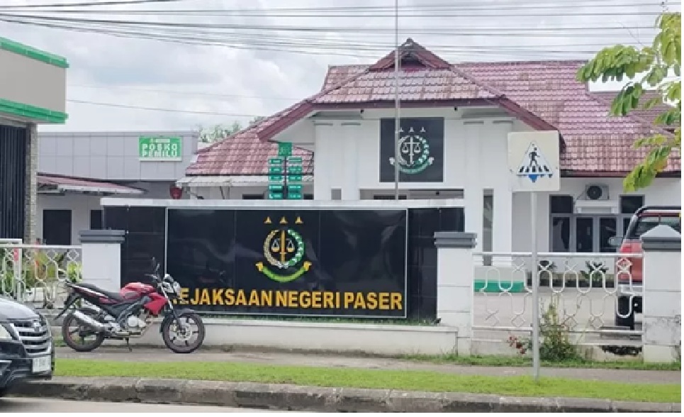 KANTOR-Kejari Paser resmi menyusun dakwaan dalam kasus penganiayaan berat di Muara Kate yang menewaskan satu warga.(FOTO:IST)