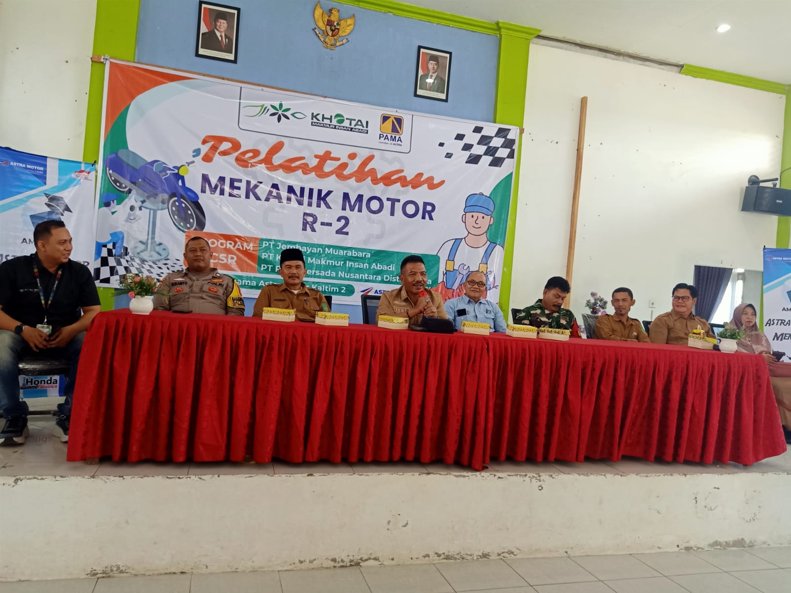 Camat Tenggarong Seberang Tego Yuwono (pegang mik) menyampaikan sambutan.