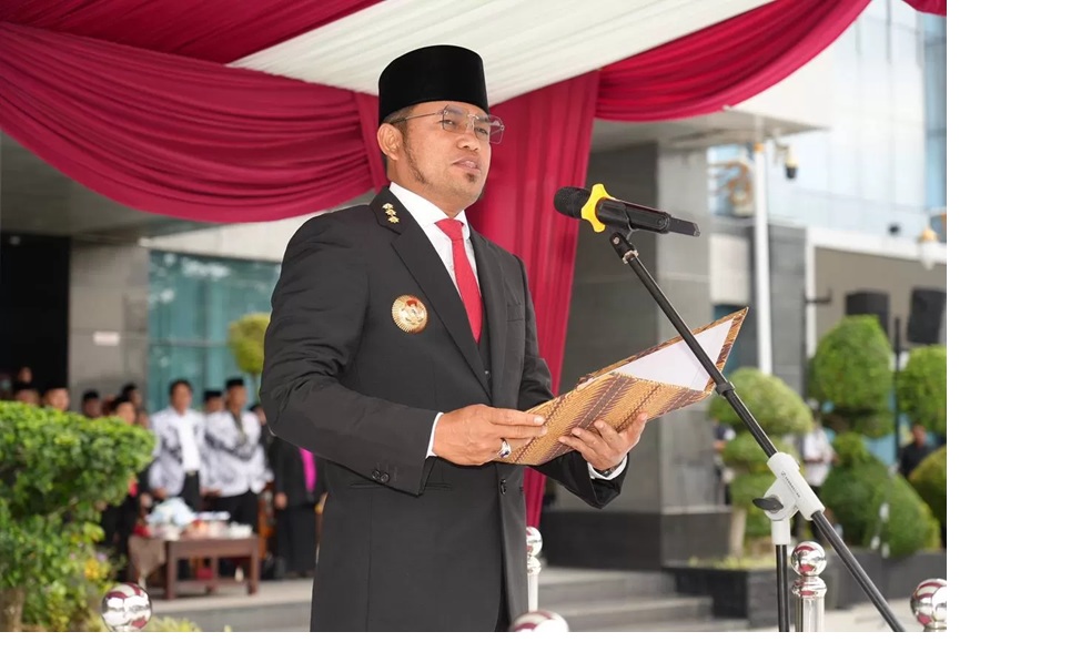 Gubernur Kaltim saat menjadi inspektur Upacara saat Hari Guru Nasional (HGN) di Kantor Gubernur Kaltim bersama seluruh guru yang ada Pemprov Kaltim.