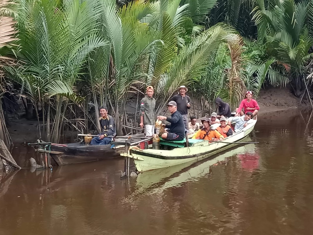Warga yang turut melakukan pencarian terhadap jasad Muhran, warga yang diserang buaya di Desa Satiruk, Pulau Hanaut, hingga akhirnya korban ditemukan. (istimewa/TRC BPBD Kotim)