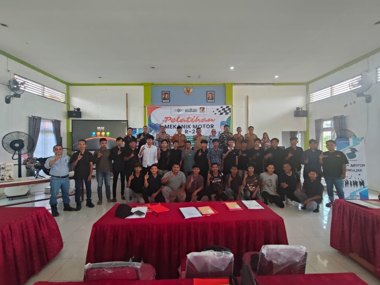 PELATIHAN : Manajemen PAMA BAYA, KMIA dan JMB bersama muspika Kecamatan tenggerong Seberang foto bersama usai membuka pelatihan mekanik roda dua.