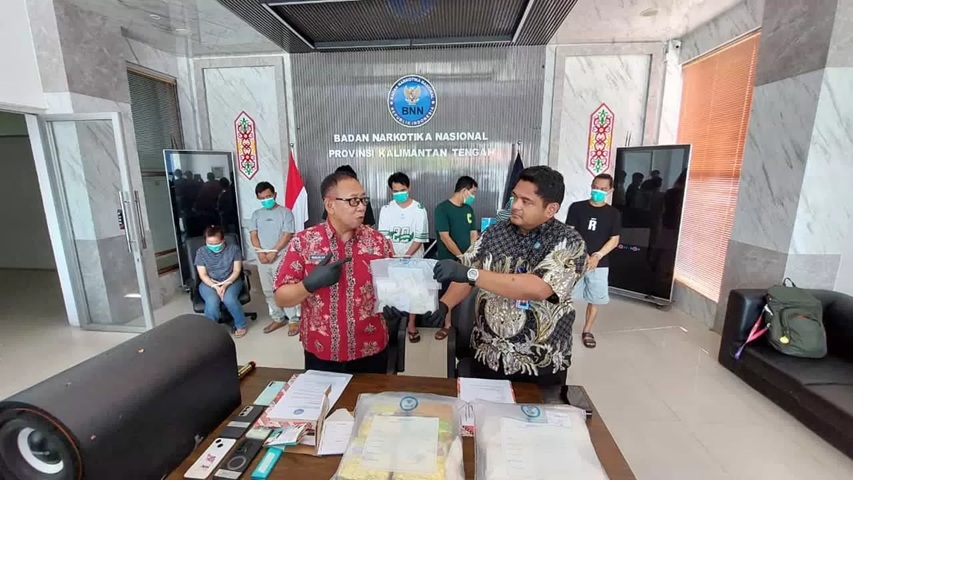 Pihak BNNP Kalteng memperlihatkan sejumlah barang bukti narkotika dan para pelaku dalam satu jaringan lintas Kalimantan, Selasa (25/11). (dodi/radarsampit)