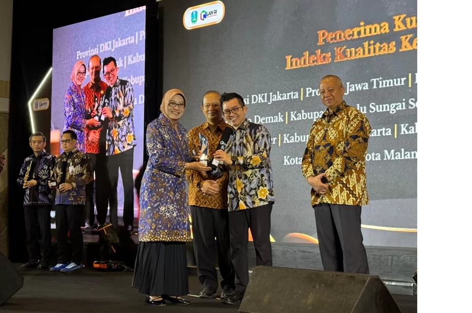 Sekda Sri Wahyuni menerima IKK Award 2025 yang diserahkan langsung oleh Kepala LAN RI Muhammad Taufiq. (IST)