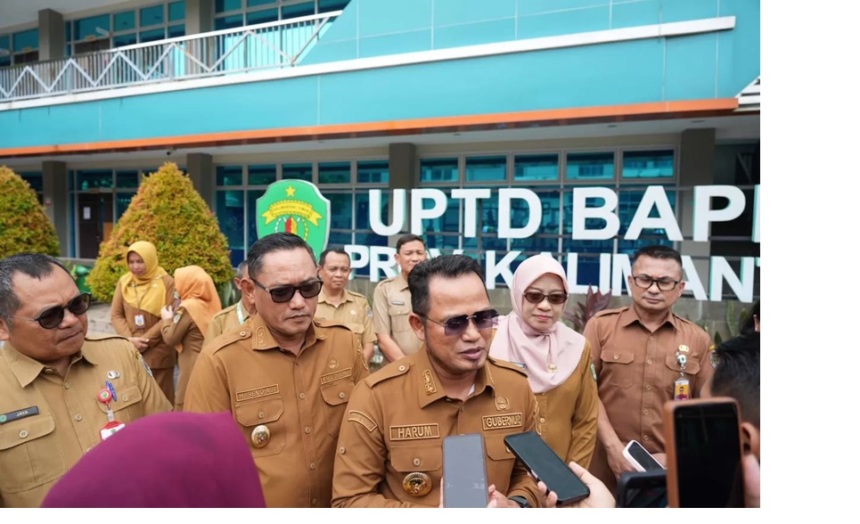 Gubernur Harum dan Wagub Seno Aji menjawab pertanyaan wartawan usai memimpin Morning Briefing rutin setiap Senin. (ARIEF M/ADPIMPROV KALTIM)