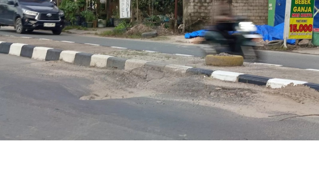 Salah satu jalan rusak di Palaran.