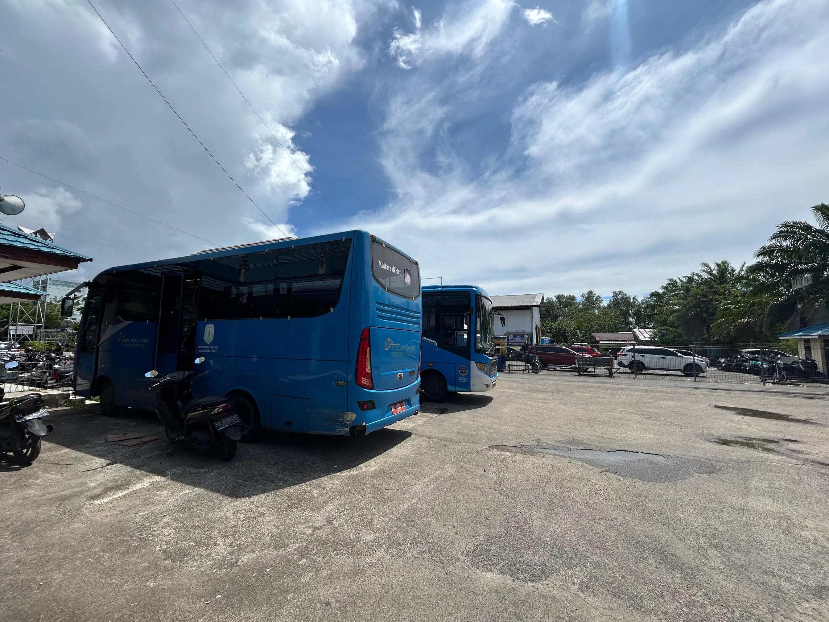 MASA PERAWATAN: Operasional bus yang biasanya mengangkut penumpang hingga ke dermaga Pelabuhan Tengkayu I Tarakan dihentikan sementara. (SEPTIAN ASMADI/HRK)