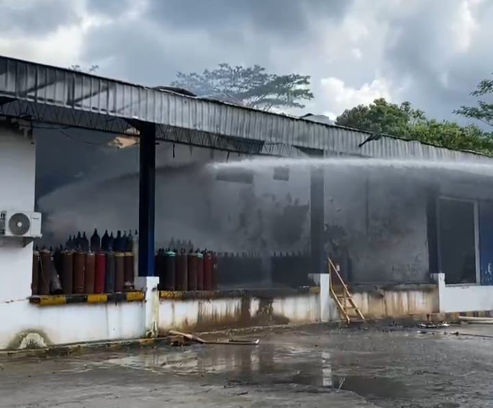 Kebakaran di area PT Samator di Poros Samarinda-Balikpapan, Kelurahan Karya Merdeka, Samboja Barat, Kukar yang dipicu kebocoran tabung oksigen (Istimewa)