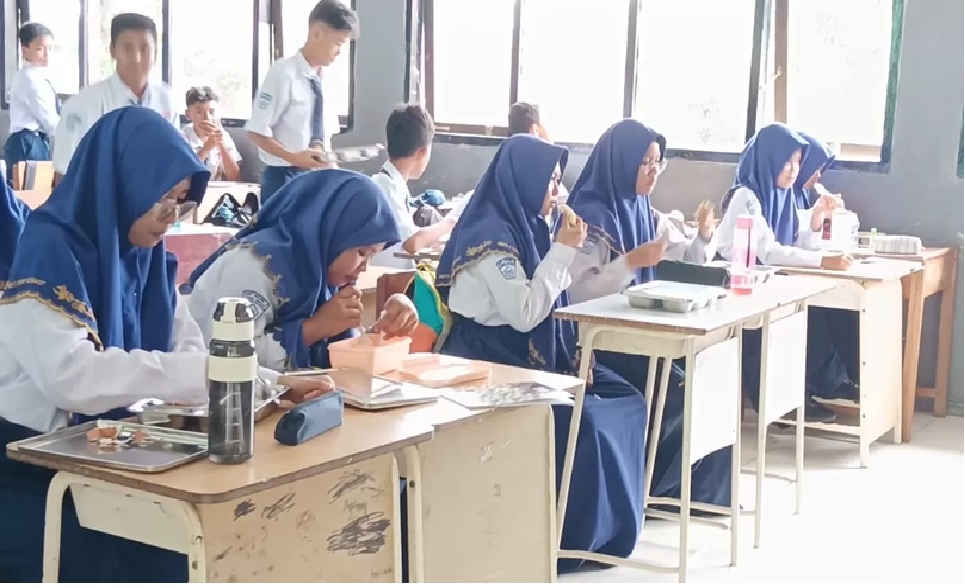 GAWAT:Program MBG di Paser dihentikan sejak 24 November 2025 karena perbaikan dapur. Penghentian mendadak ini membuat relawan kehilangan pendapatan.(FOTO:RANO/PASER POS)