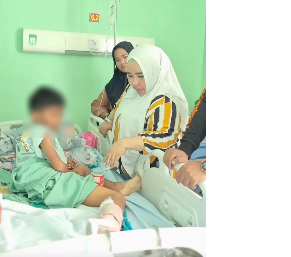 Tim Reaksi Cepat Perlindungan Perempuan dan Anak (TRC PPA) Kaltim menjenguk bocah SD yang menjadi korban perundungan di Samarinda Seberang, Kamis (27/11/2025). (IST)