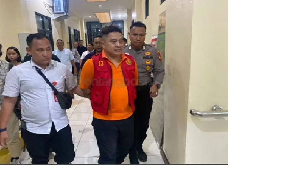 Petugas membawa Catur Adi Prianto menuju ruang tahanan setelah majelis hakim menjatuhkan vonis seumur hidup terkait kasus jaringan narkoba di Lapas Balikpapan.