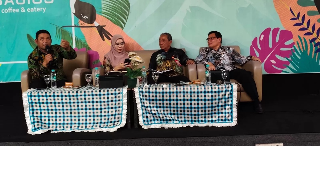 Karo Kesra Setprov Kaltim Hj Dasmiah bersama Asisten Pemerintahan Setprov Kaltim, HM Syirajuddin memandu berjalannya diskusi evaluasi pelaksanaan haji tahun 2025 di Samarinda. ((Linda/sapos)