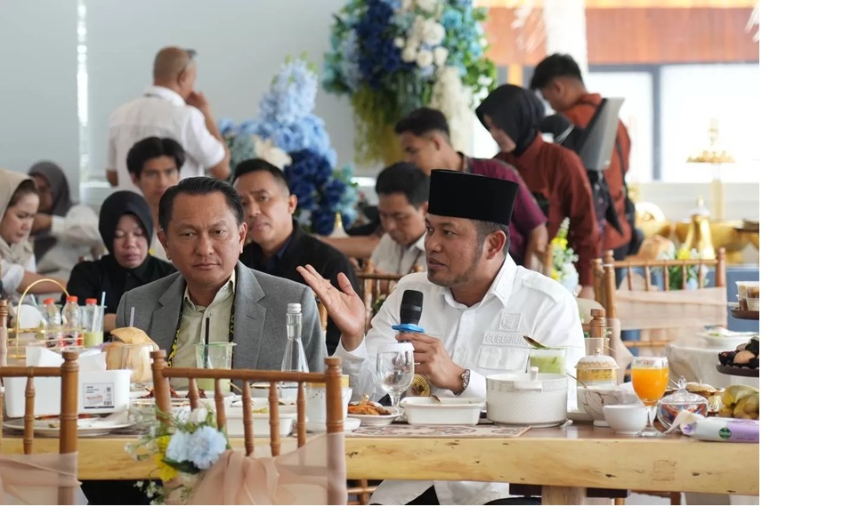 Gubernur Harum dan Komisi XII DPR RI serta puluhan anggota Forum Aksi Rakyat Kalimantan Timur. Berjuang agar DBH untuk Kaltim tak dipangkas. (ARIEF M/ADPIMPROV KALTIM)