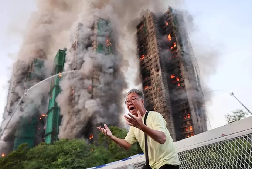 Seorang warga Hongkong, Wong (71) menyebut istrinya masih terjebak di dalam Wang Fuk Court saat terjadi kebakaran di Tai Po, Hong Kong, Rabu (26/11). ( Tyrone Siu/Reuters)