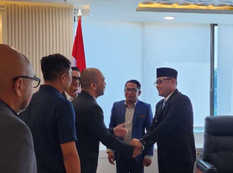 Wakil Gubernur Kaltim Seno Aji menerima kunjungan investor asal Malaysia yang berminat membangun PLTS di wilayah Kaltim.