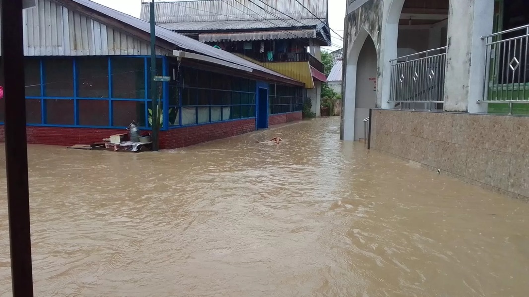 Banjir di kawasan Jalan Penggalang, Kelurahan Damai, Balikpapan.