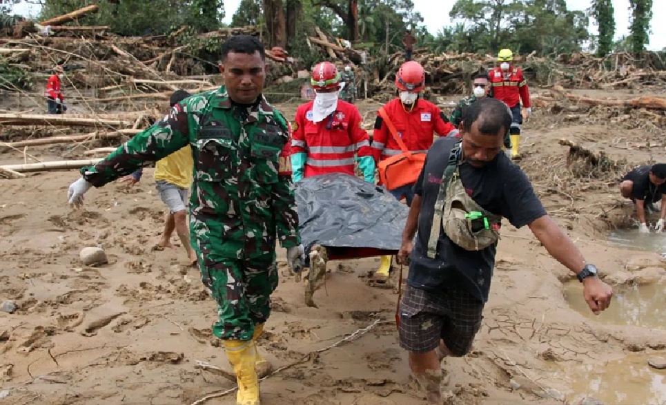 Tim SAR gabungan mengevakuasi korban banjir bandang di Desa Aek Garoga, Kecamatan Batang Toru, Kabupaten Tapanuli Selatan, Sumatera Utara, Jumat (28/11/2025). ANTARA FOTO/Yudi Manar/sgd.
