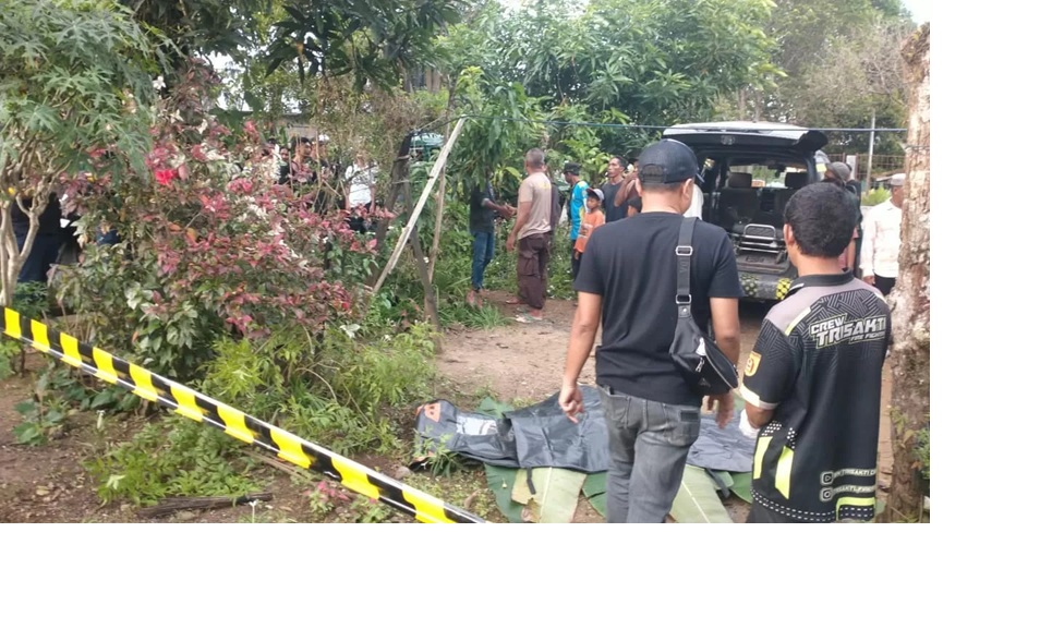 EVAKUASI: Petugas sedang mengevakuasi korban penganiayaan hingga tewas di Sungai Tiung Banjarbaru. (Polres Banjarbaru untuk Radar Banjarmasin)