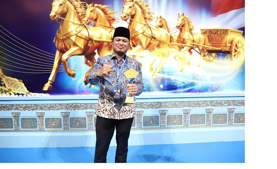 Gubernur Harum saat menerima TPID Award dan Champions TP2DD 2025 di Jakarta. (IST/BANHUB)
