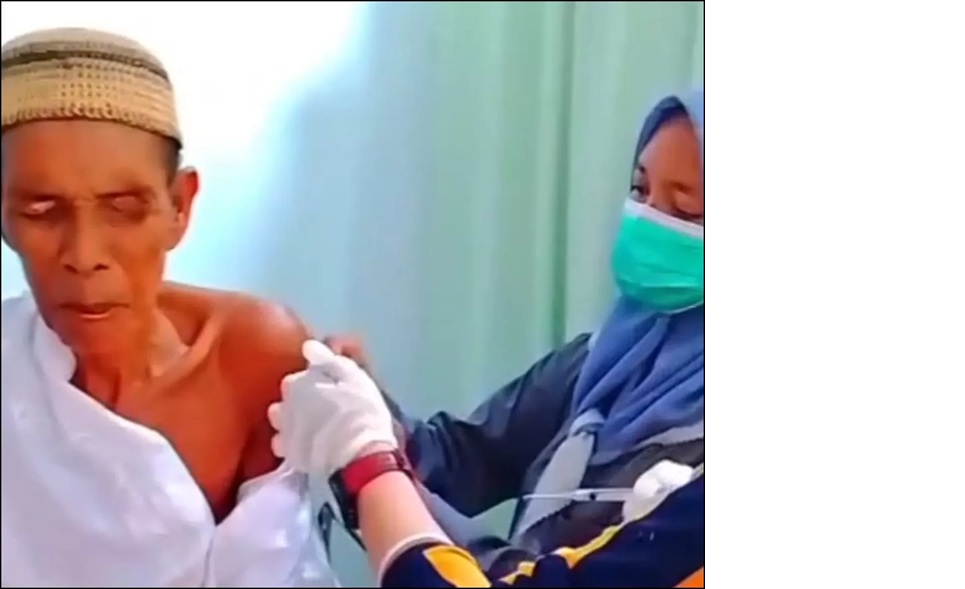 DIVAKSIN: Kai Gumbari, korban gigitan monyet liar di Aluh-Aluh harus mendapat vaksin rabies (POLSEK ALUH-ALUH)