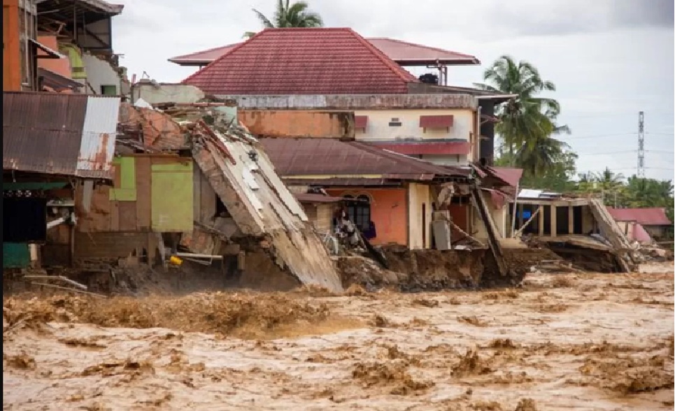 Rumah-rumah di bantaran sungai runtuh satu per satu ketika banjir besar menerjang kawasan permukiman di Sumatera Barat, menyisakan puing dan genangan lumpur tebal. (Foto CNBC)