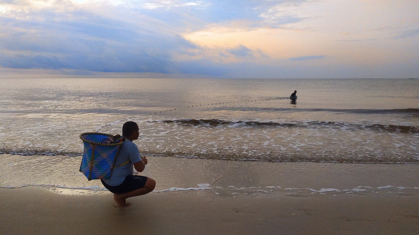 Nelayan tangkap sedang menebar jala di Pantai Ujung Pandaran, Kecamatan Teluk Sampit. (Usay/radarsampit)
