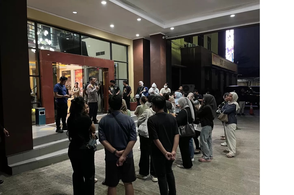 Puluhan warga geruduk Mapolresta Samarinda. Adukan arisan bodong dengan kerugian puluhan miliar. (kis)