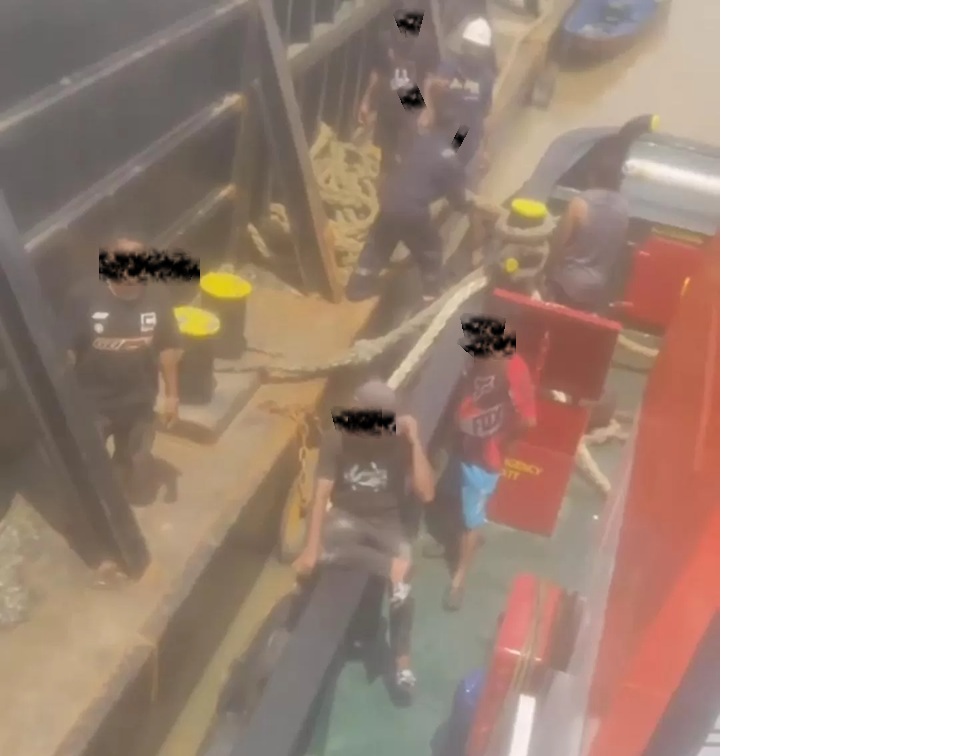 Aksi pemalakan di Sungai Mahakam kembali terjadi. Kru tugboat sempat merekam pelaku berbaju hitam. (IST)