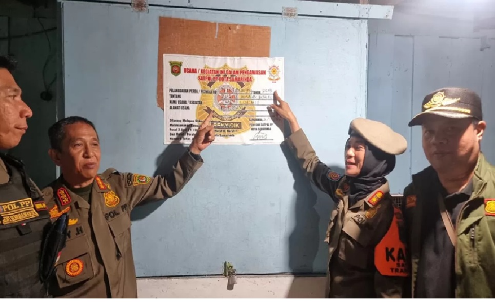 Petugas Satpol PP geruduk dan memasang spanduk dan sticker segel sebagai tanda lokalisasi tersebut dilarang beroperasi. (kis)
