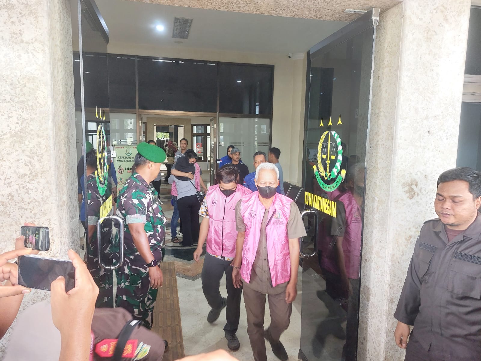 DITAHAN: Para tersangka proyek factory sharing jahe di Jonggon Jaya ditahan Kejari Kukar, Kamis, 4 Desember 2025.