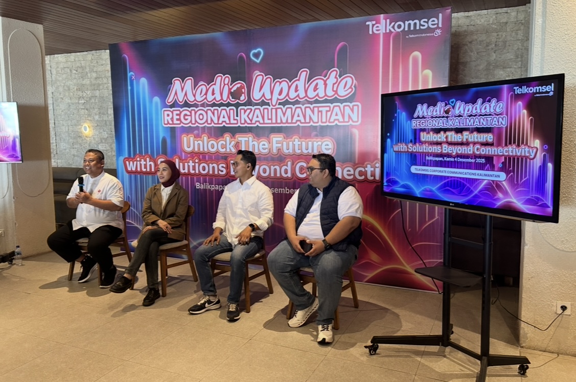 PAPARKAN: Wendy Adewijaya, GM Region Network Operations and Productivity Kalimantan Telkomsel (kiri) saat media update di Balikpapan, Kamis, 4 Desember 2025.