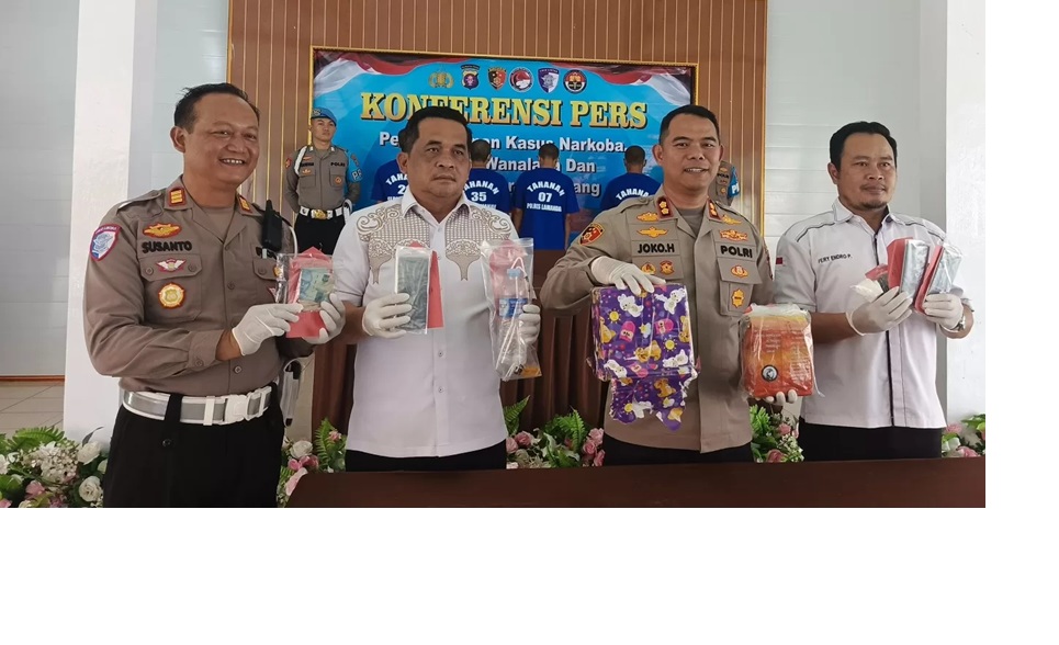 Polisi memperlihatkan barang bukti narkoba jenis sabu seberat 1 kg lebih yang dibungkus di dalam kado, dari tiga tersangka di Mapolres Lamandau, (3/12). (Ria/radarsampit)