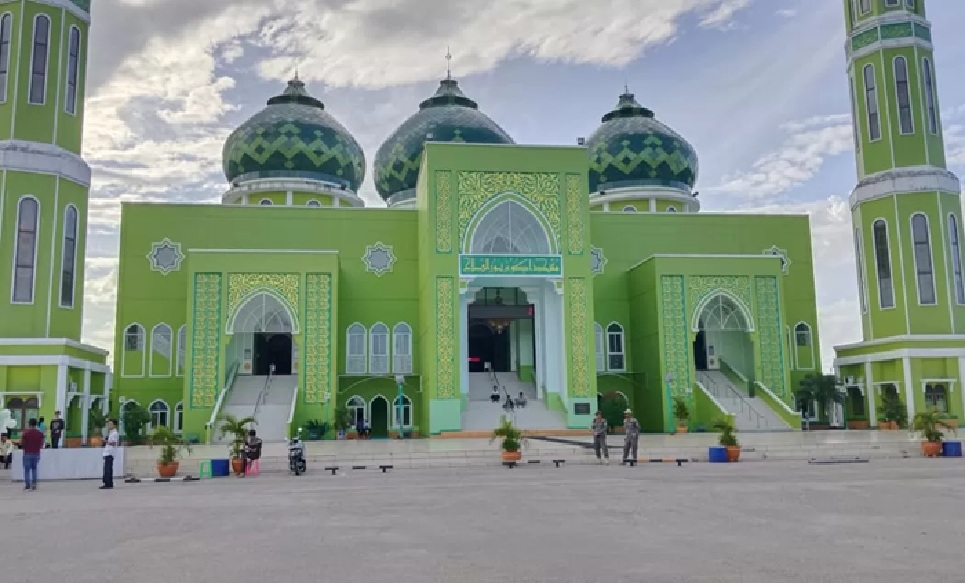 FASILITAS:Pemkab Paser mengalokasikan Rp7,2 miliar untuk pemasangan AC central di Masjid Agung Nurul Falah. Pekerjaan ditargetkan rampung Desember 2025.(FOTO:TOMI/PASER POS)