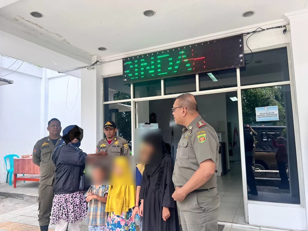 Setelah dibawa ke Mako Satpol PP Samarinda, Ibu dan empat anak dibawa ke Dinsos Samarinda untuk dilakukan pembinaan, Kamis (4/12/2025). (MELI/SAPOS)