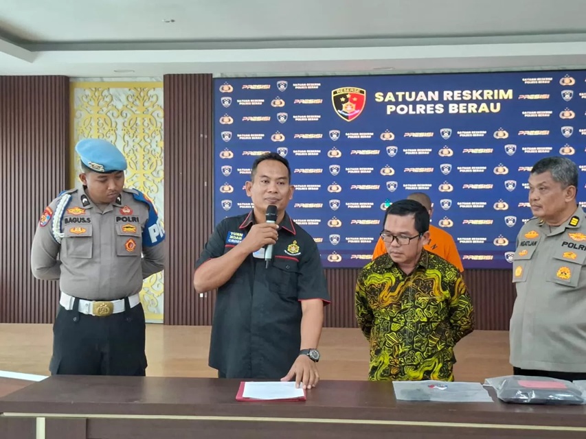 As, pemuda berprestasi yang menyimpan sisi gelap sebagai predator anak, dihadirkan di Markas Polres Berau dalam rilis kasus penyimpangan seksual yang dilakukannya.